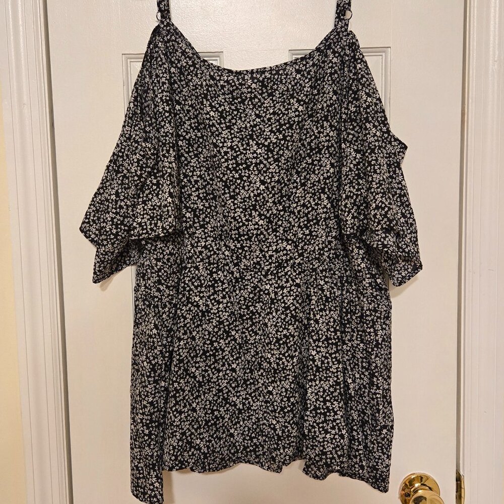 NWT BloomChic ditsy floral cold shoulder top - Size 22/24 - Picture 3 of 8